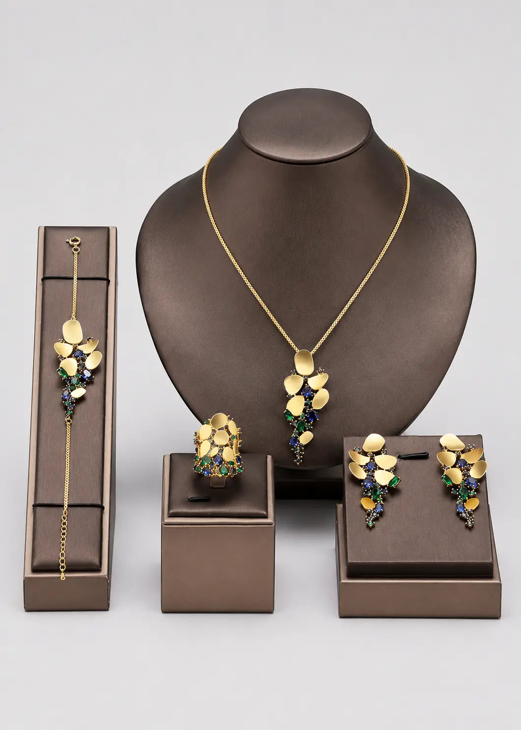 Conjunto de joyería con diseño floral y piedras de color