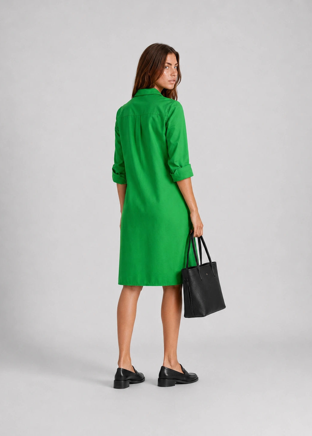 Vestido verde con cuello camisero y botonadura parcial