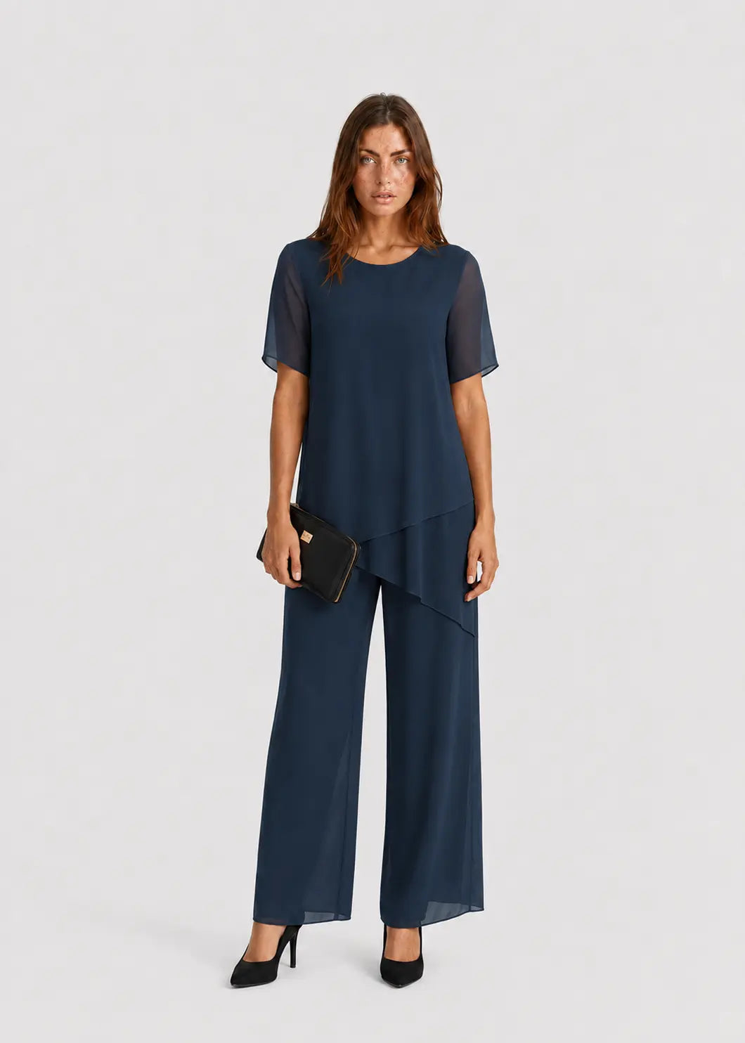 Conjunto fluido con blusa asimétrica y pantalón ancho