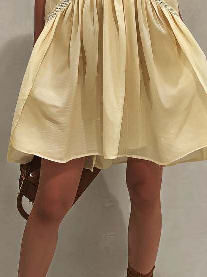 Isabela Vestido Mini Amarillo sin Mangas con Escote en V Profundo y Detalles de Encaje