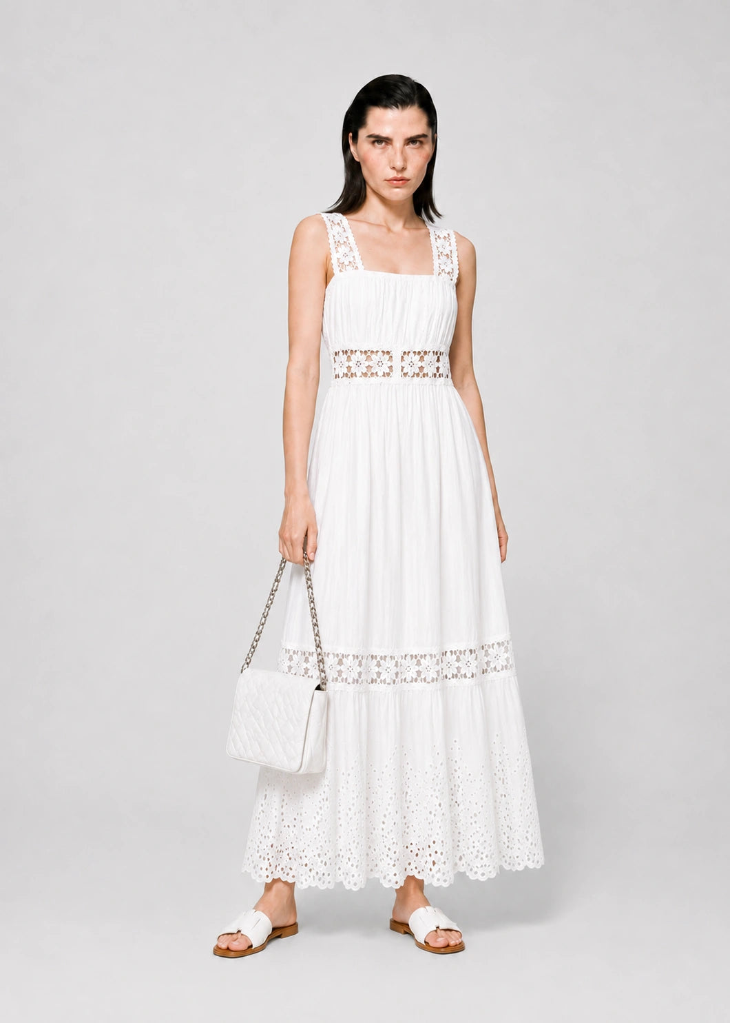 Vestido blanco con cuello cuadrado y encaje floral