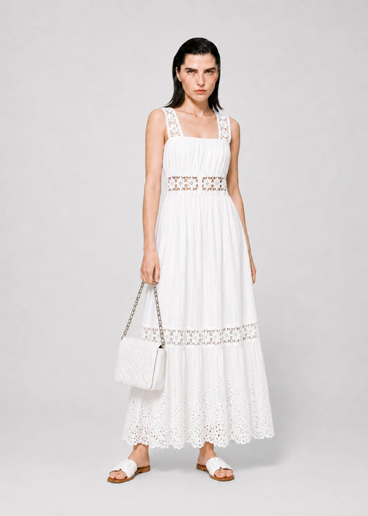 Vestido blanco con cuello cuadrado y encaje floral