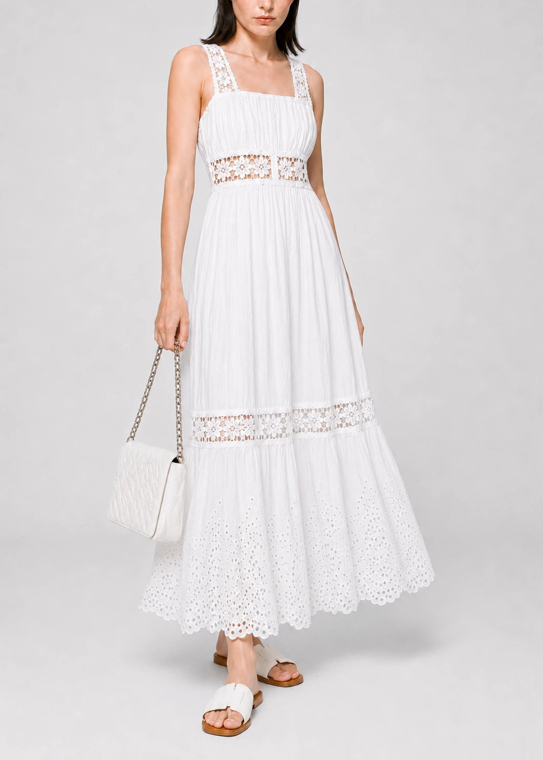 Vestido blanco con cuello cuadrado y encaje floral