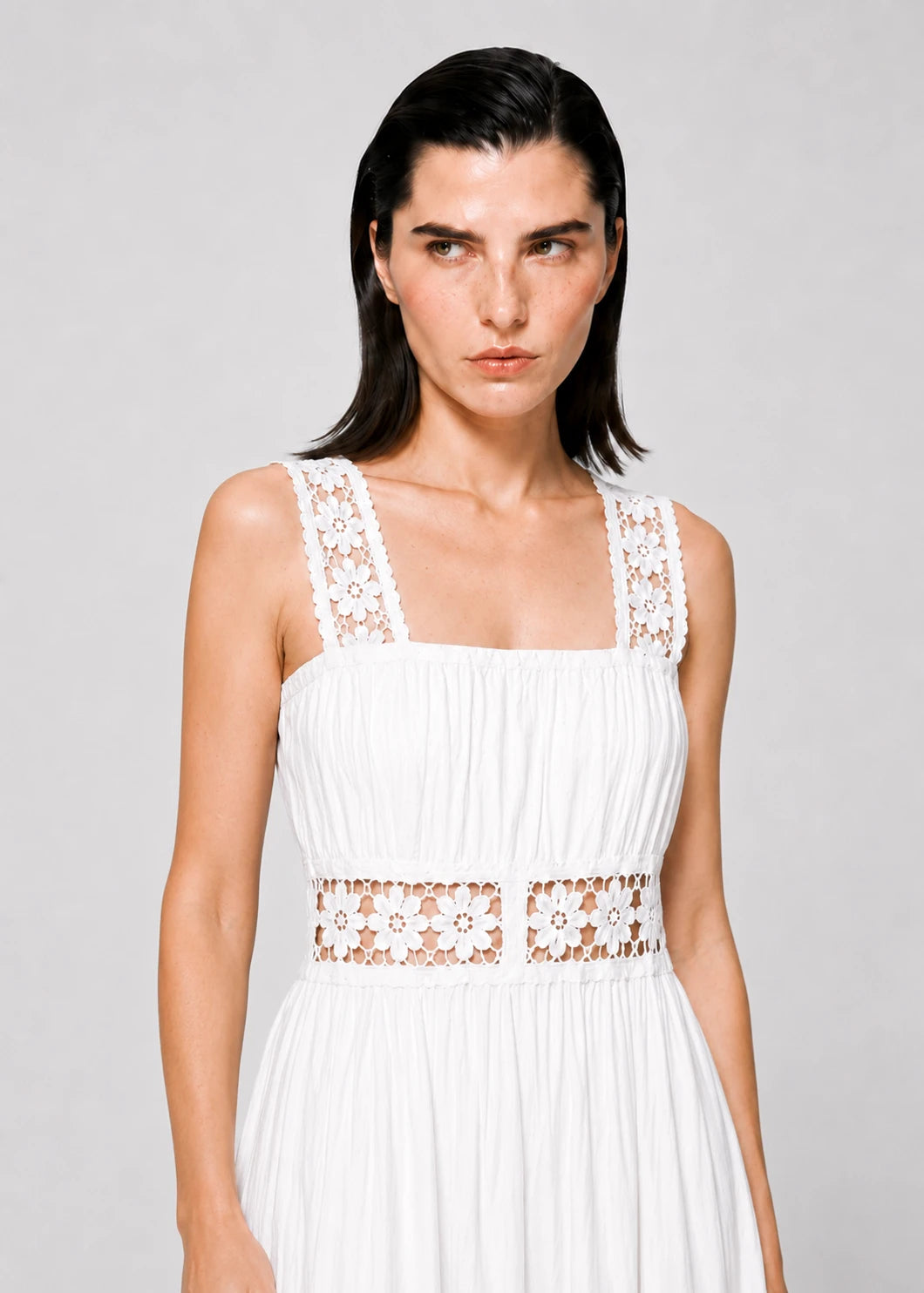 Vestido blanco con cuello cuadrado y encaje floral
