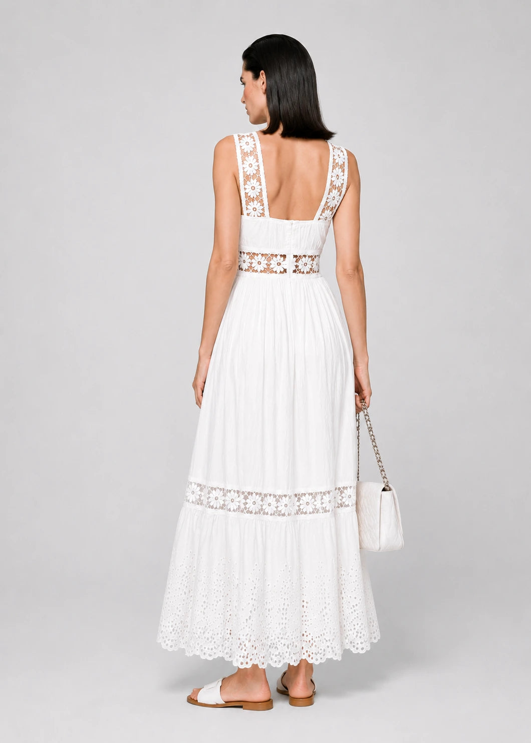 Vestido blanco con cuello cuadrado y encaje floral