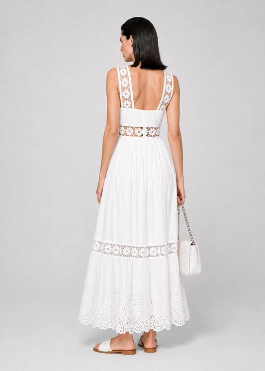 Vestido blanco con cuello cuadrado y encaje floral