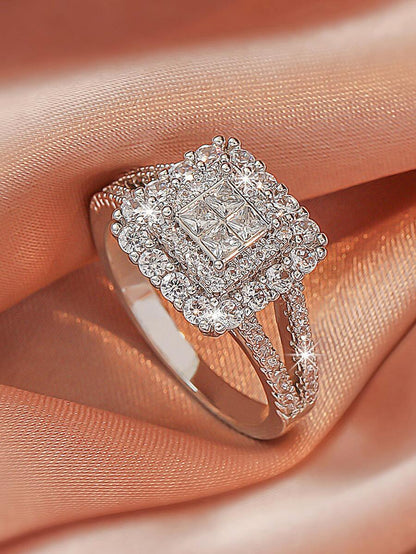 Isabella – Anillo audaz con halo cuadrado y pavé radiante