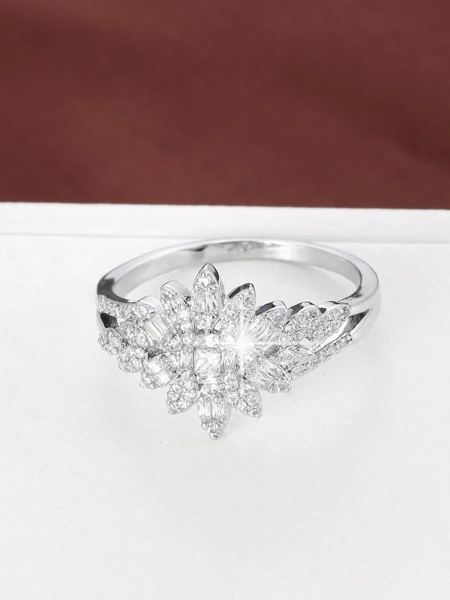 Ophelia – Anillo de estilo corona elegante con brillo refinado
