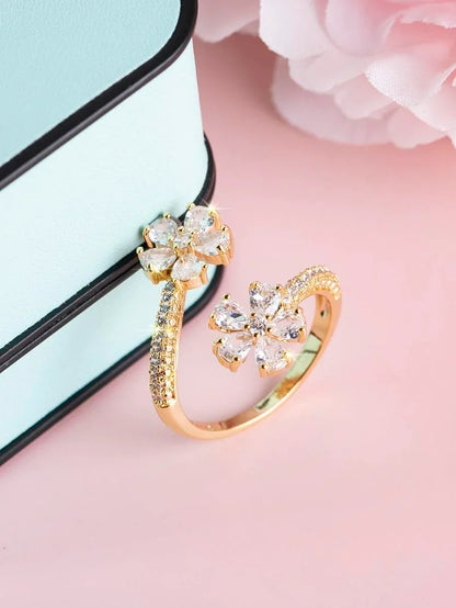 Camellia – Anillo elegante con flor y brillo refinado
