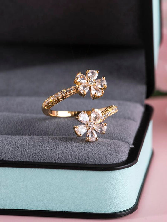 Camellia – Anillo elegante con flor y brillo refinado