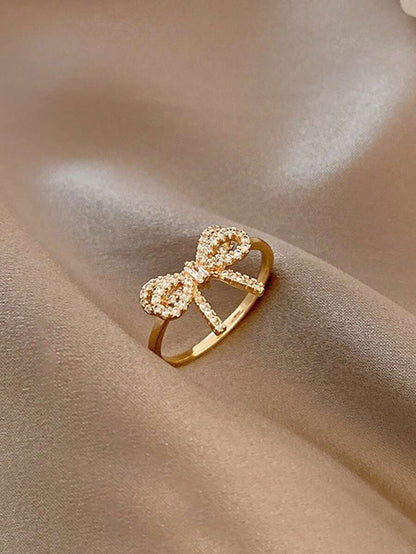 Eleanor – Anillo con lazo de zirconia y un brillo suave de estilo vintage
