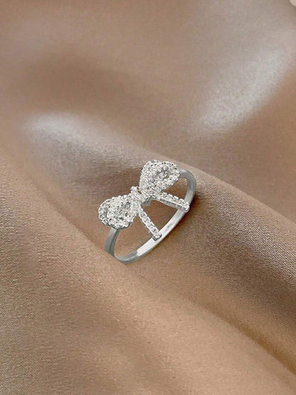 Eleanor – Anillo con lazo de zirconia y un brillo suave de estilo vintage