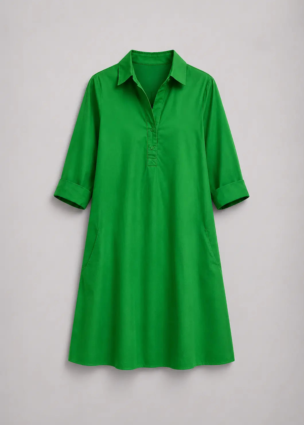 Vestido verde con cuello camisero y botonadura parcial