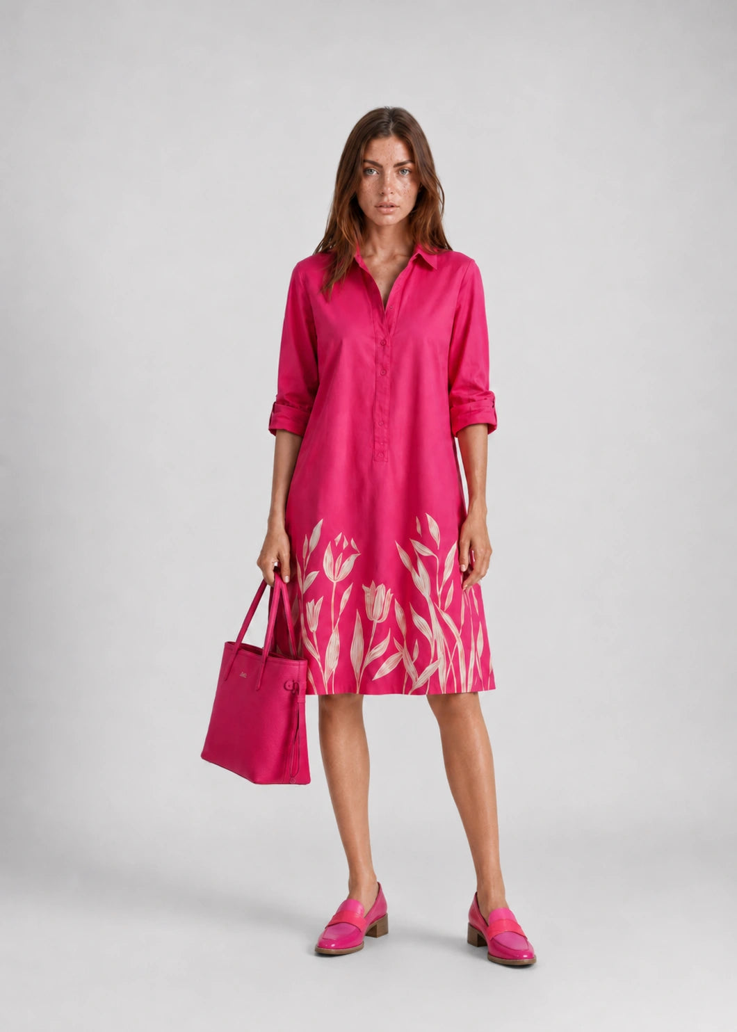 Vestido fucsia con cuello camisero y bajo floral