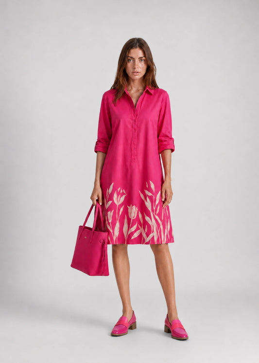Vestido fucsia con cuello camisero y bajo floral