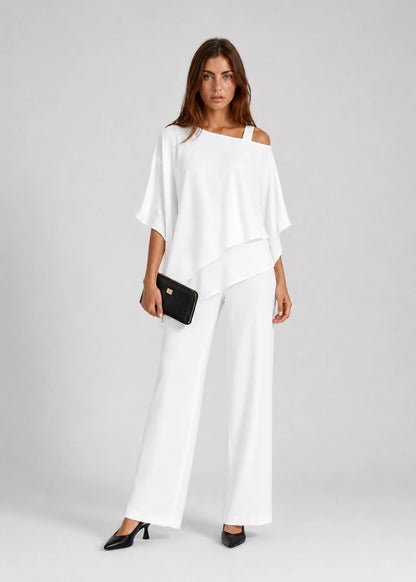 Conjunto fluido con blusa capa y pantalón ancho