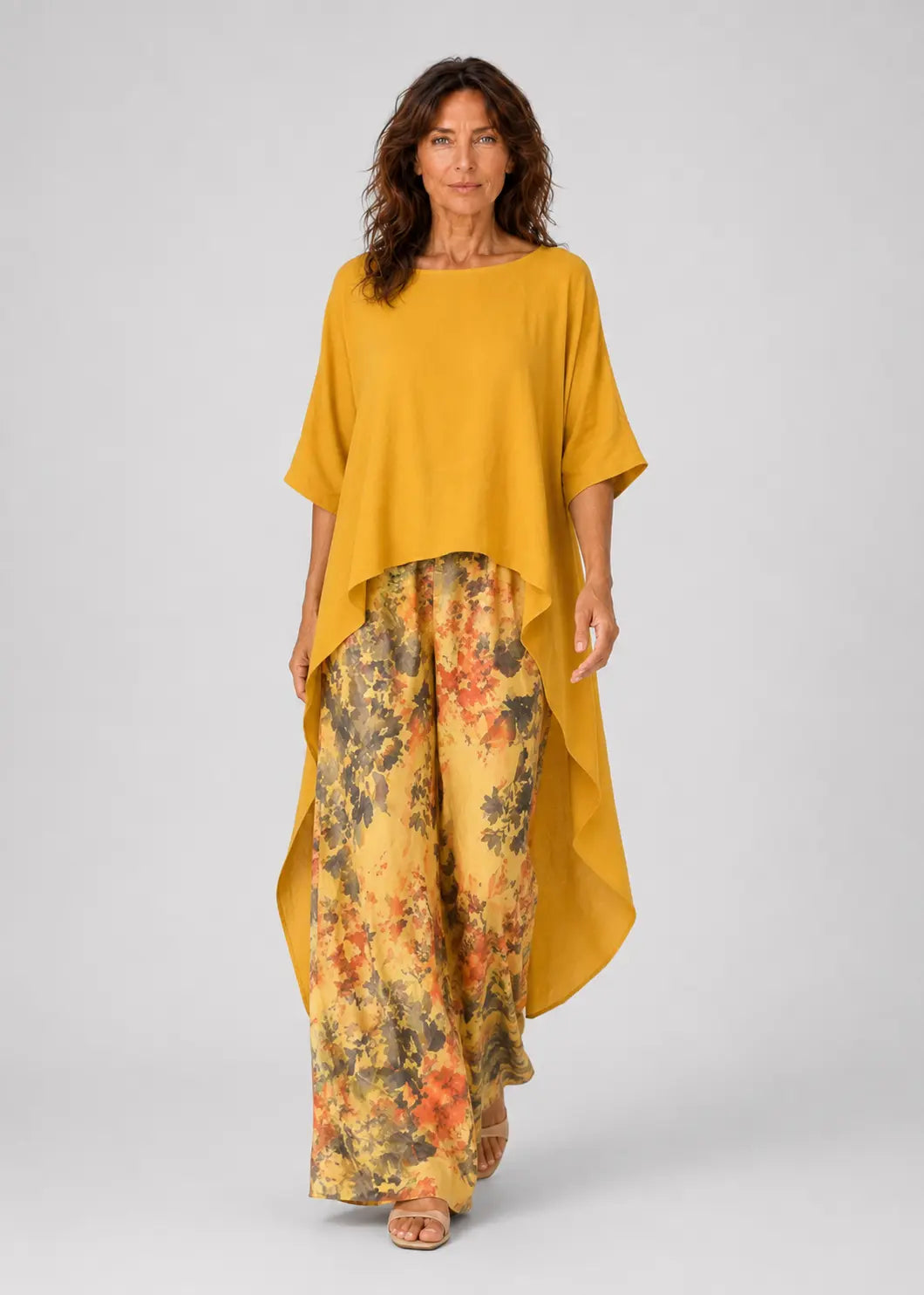 Conjunto fluido con blusa asimétrica y pantalón estampado