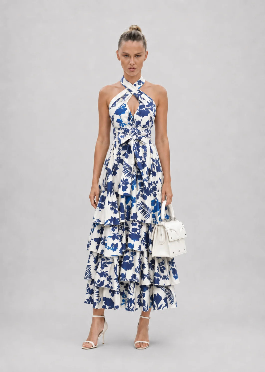 Vestido halter blanco con diseño floral azul