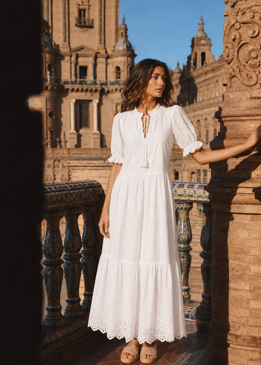 Vestido blanco bordado con lazo frontal
