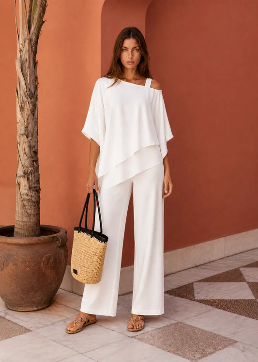 Conjunto fluido con blusa capa y pantalón ancho