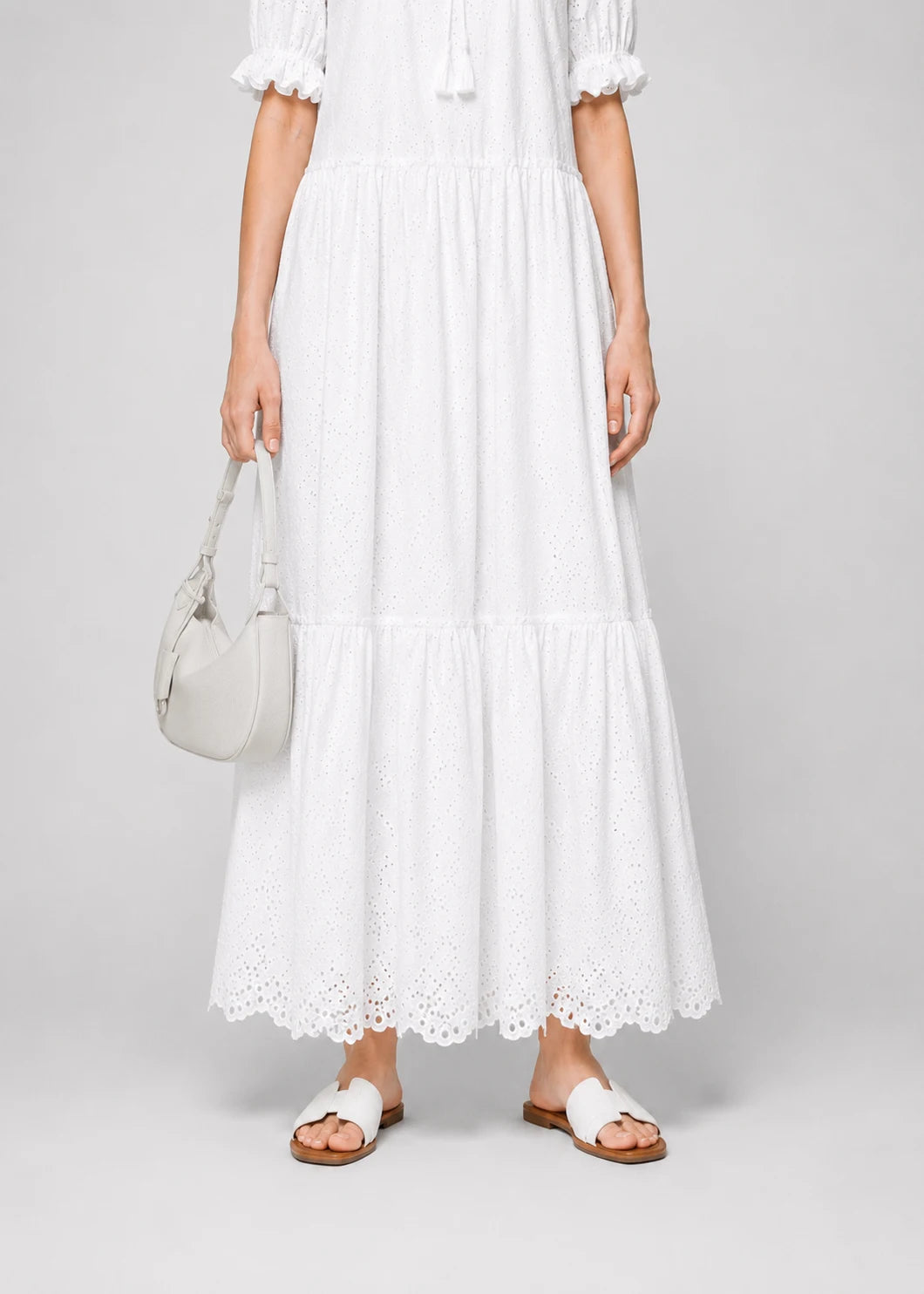 Vestido blanco bordado con lazo frontal