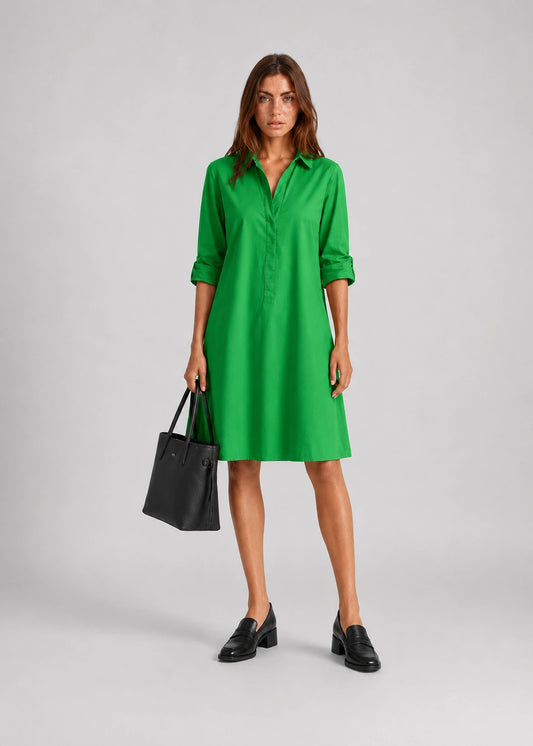 Vestido verde con cuello camisero y botonadura parcial