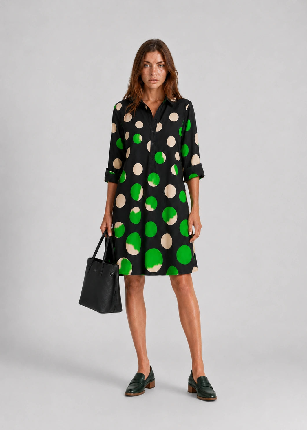 Vestido negro camisero con lunares verdes y beige