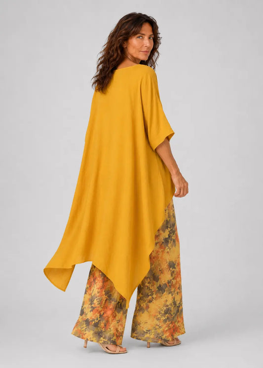 Conjunto fluido con blusa asimétrica y pantalón estampado