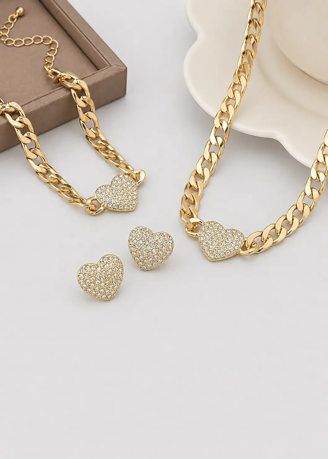 Conjunto de joyería con corazones brillantes