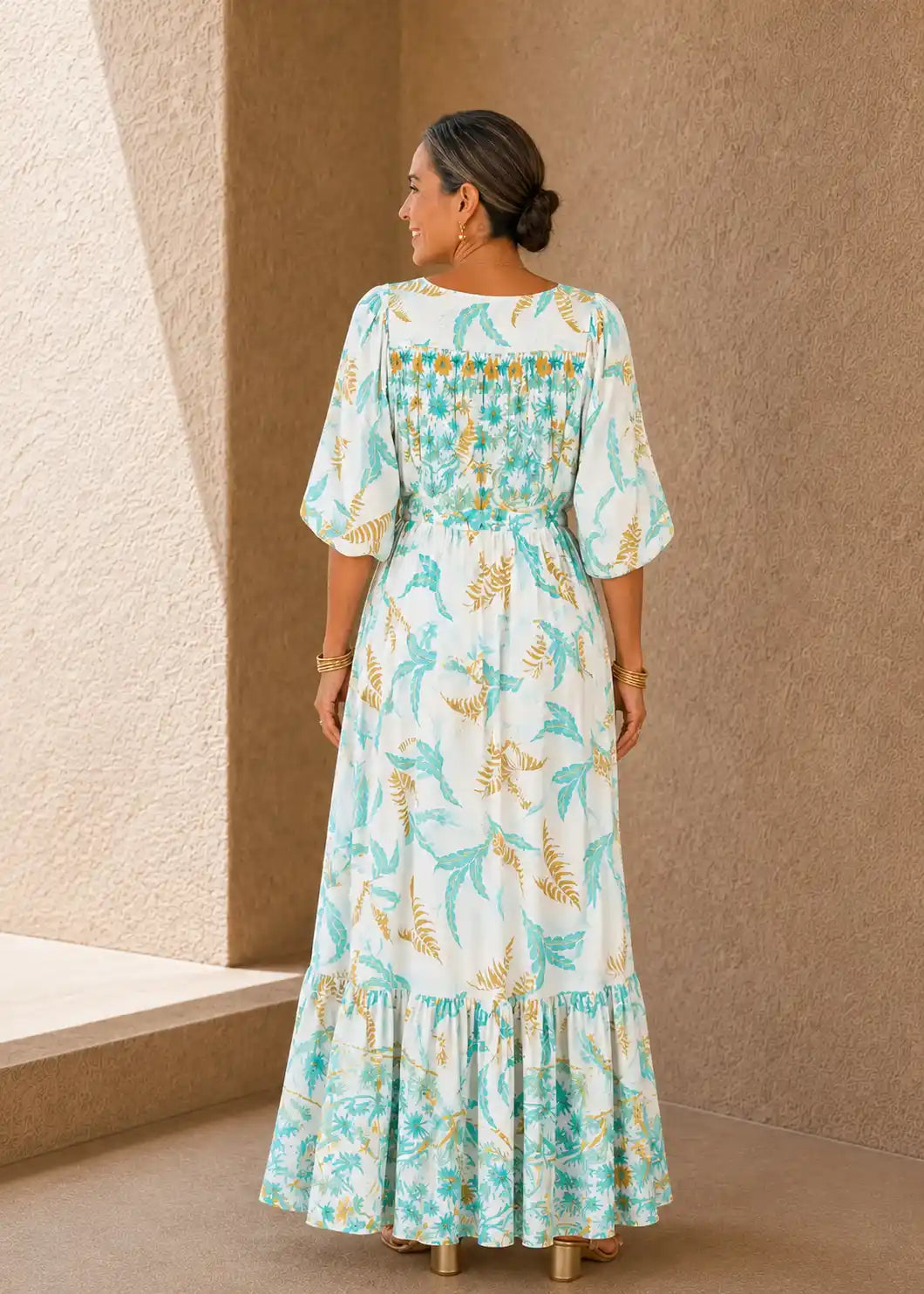 Vestido largo con escote en V y estampado de hojas
