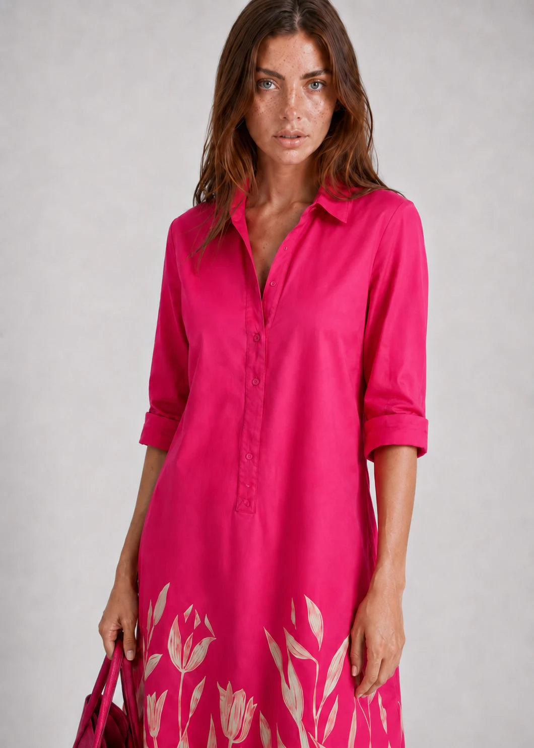 Vestido fucsia con cuello camisero y bajo floral