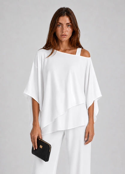 Conjunto fluido con blusa capa y pantalón ancho