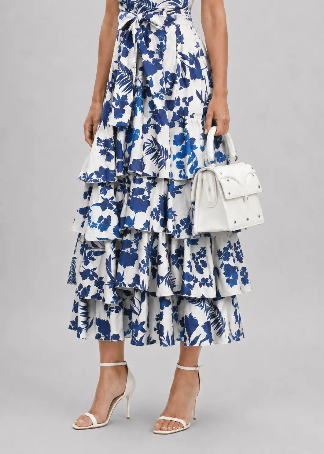 Vestido halter blanco con diseño floral azul