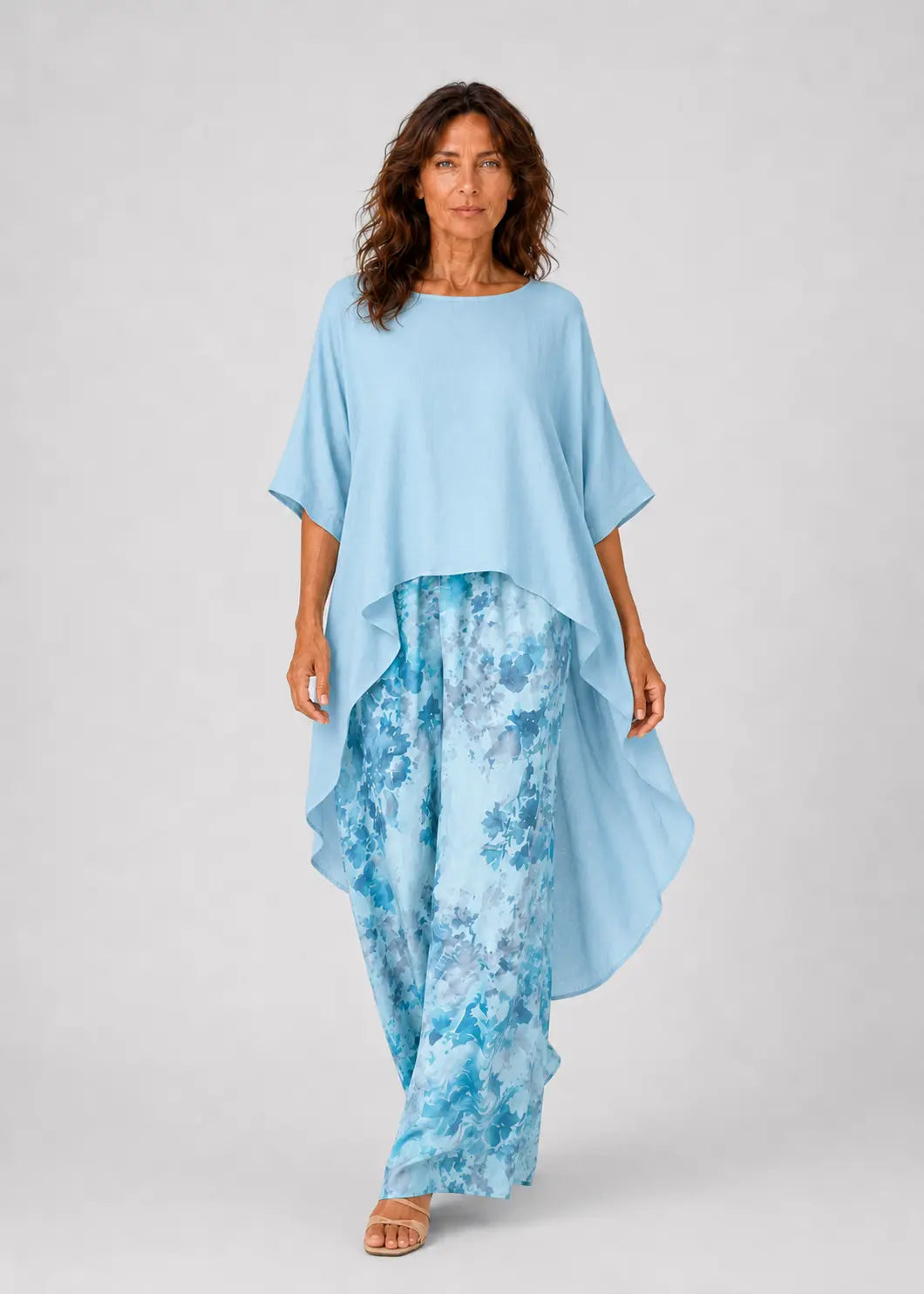 Conjunto fluido con blusa asimétrica y pantalón estampado