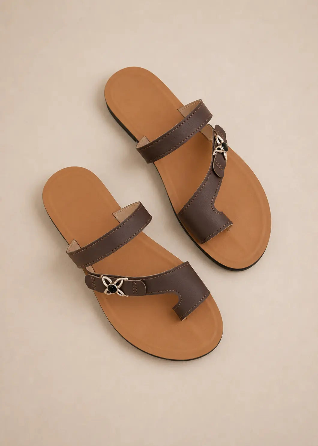 Sandalia slip-on con separador de dedo