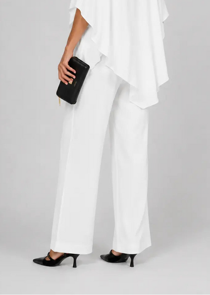 Conjunto fluido con blusa capa y pantalón ancho
