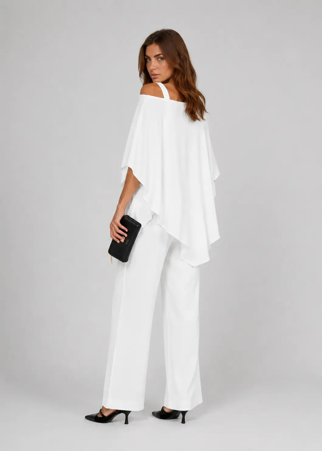 Conjunto fluido con blusa capa y pantalón ancho