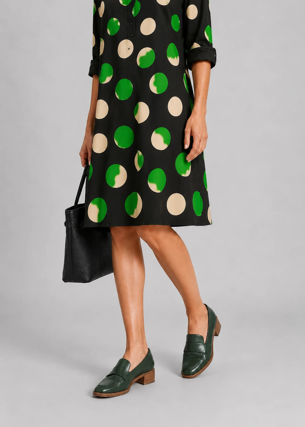 Vestido negro camisero con lunares verdes y beige