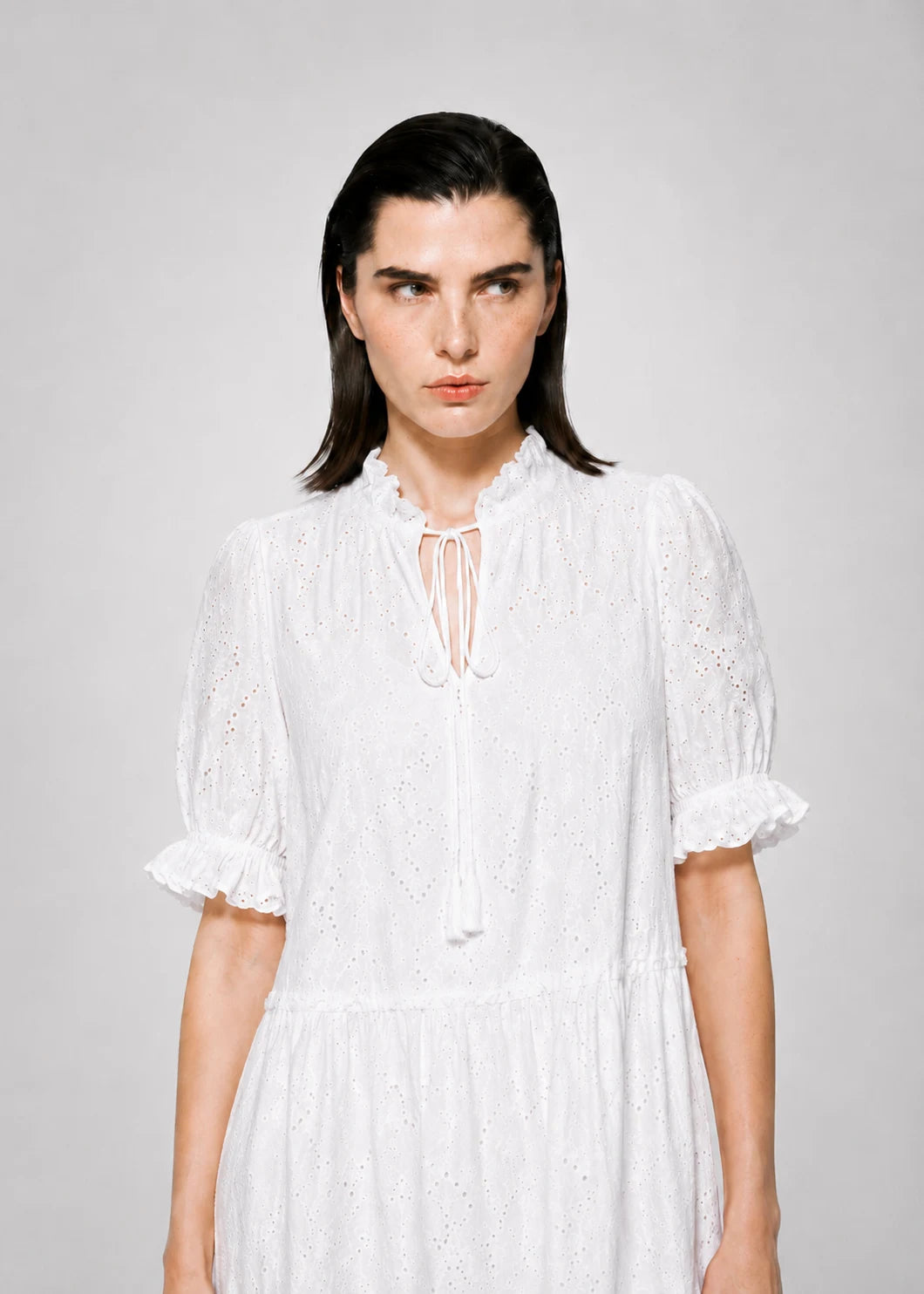 Vestido blanco bordado con lazo frontal