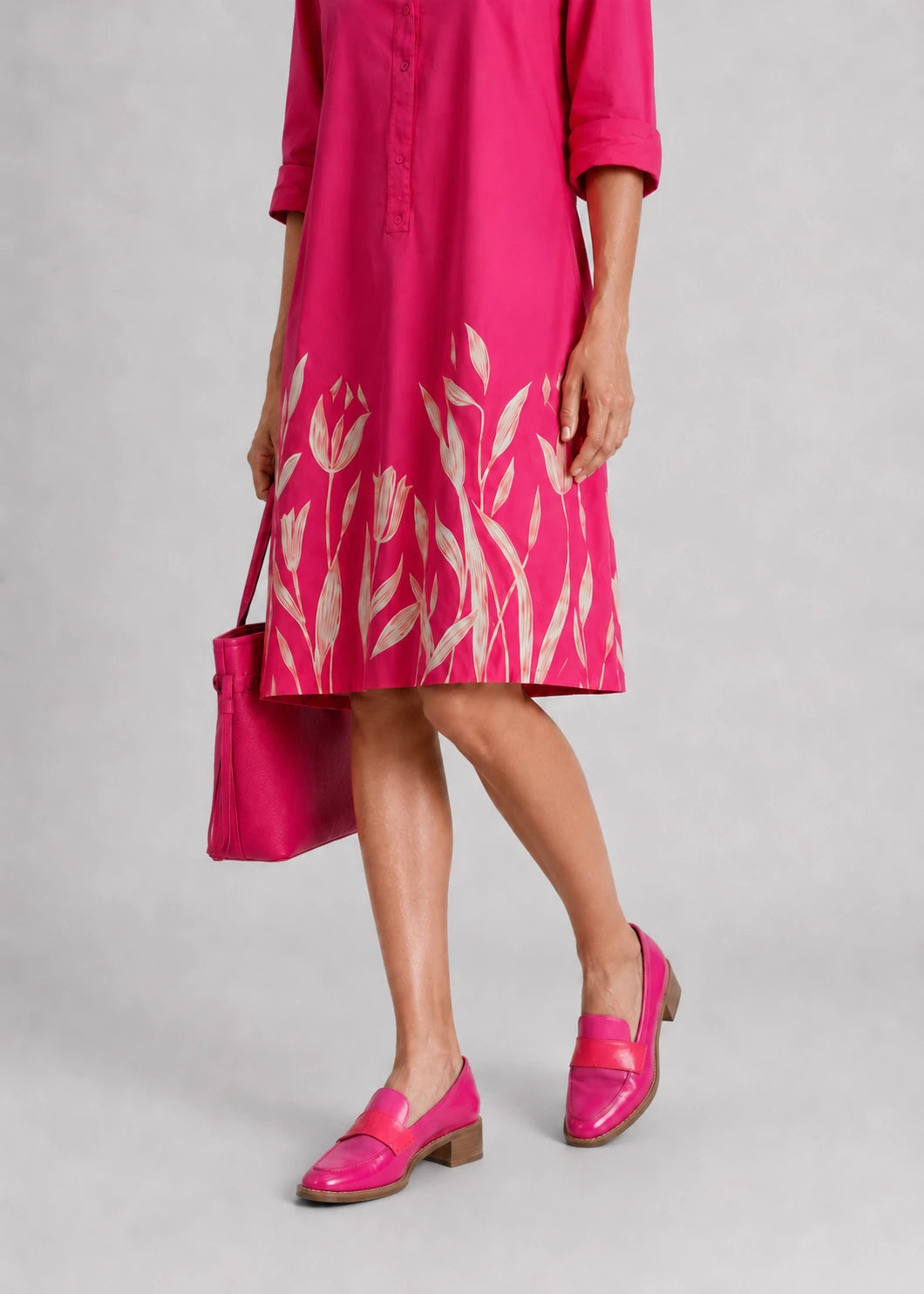 Vestido fucsia con cuello camisero y bajo floral