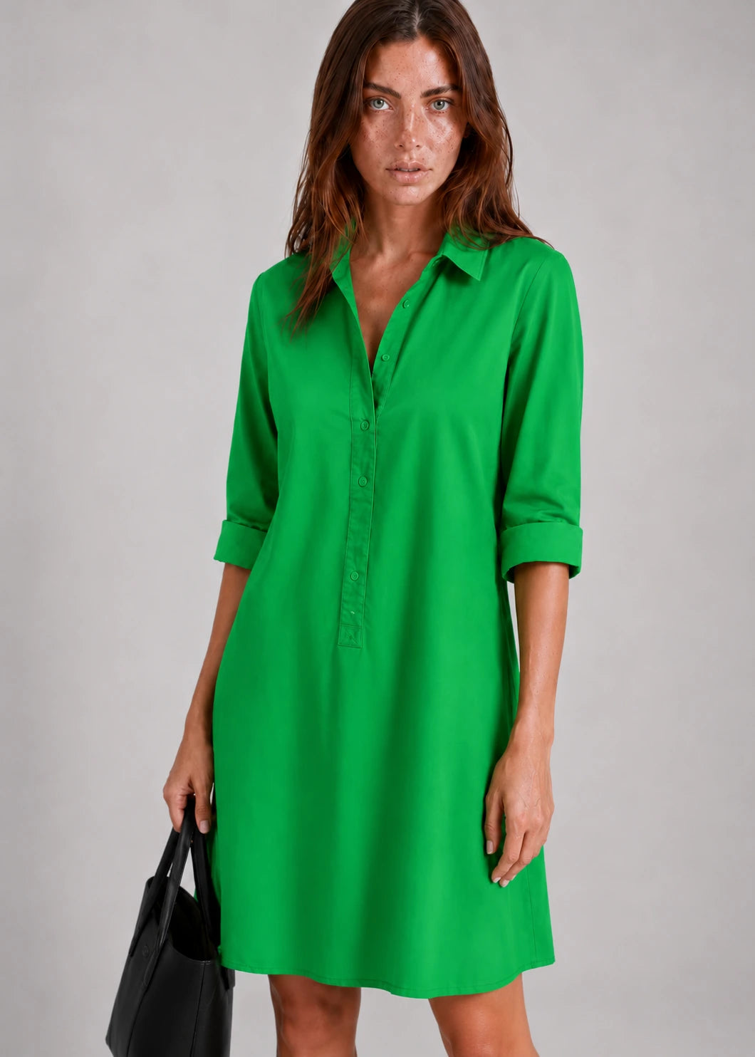 Vestido verde con cuello camisero y botonadura parcial