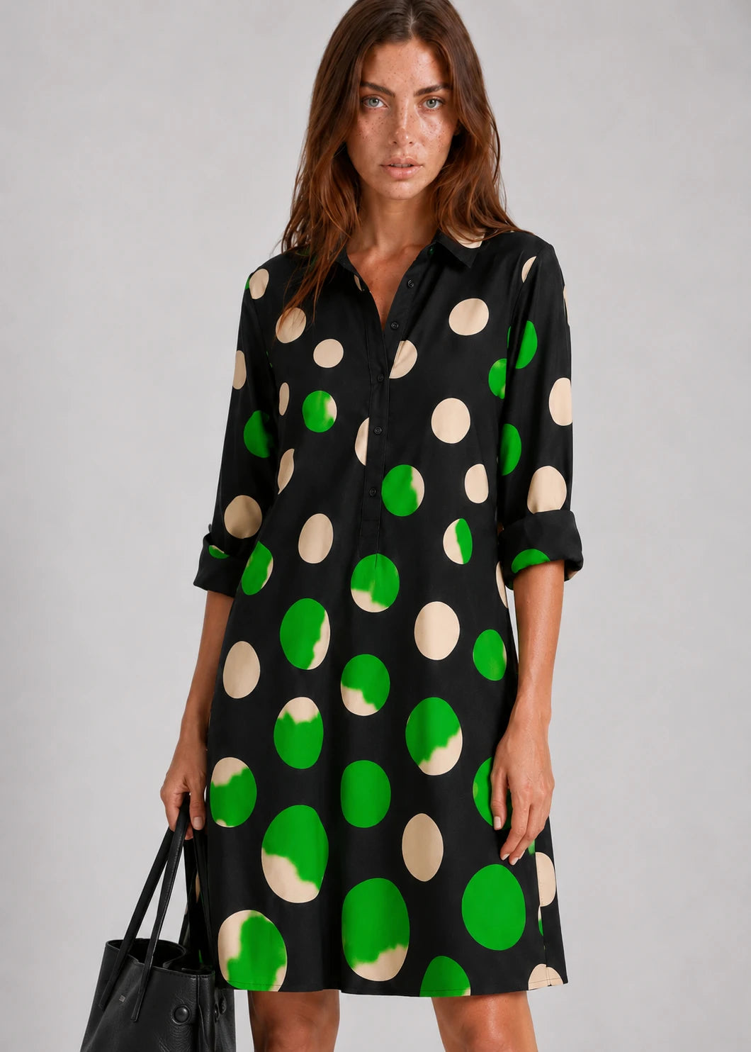 Vestido negro camisero con lunares verdes y beige
