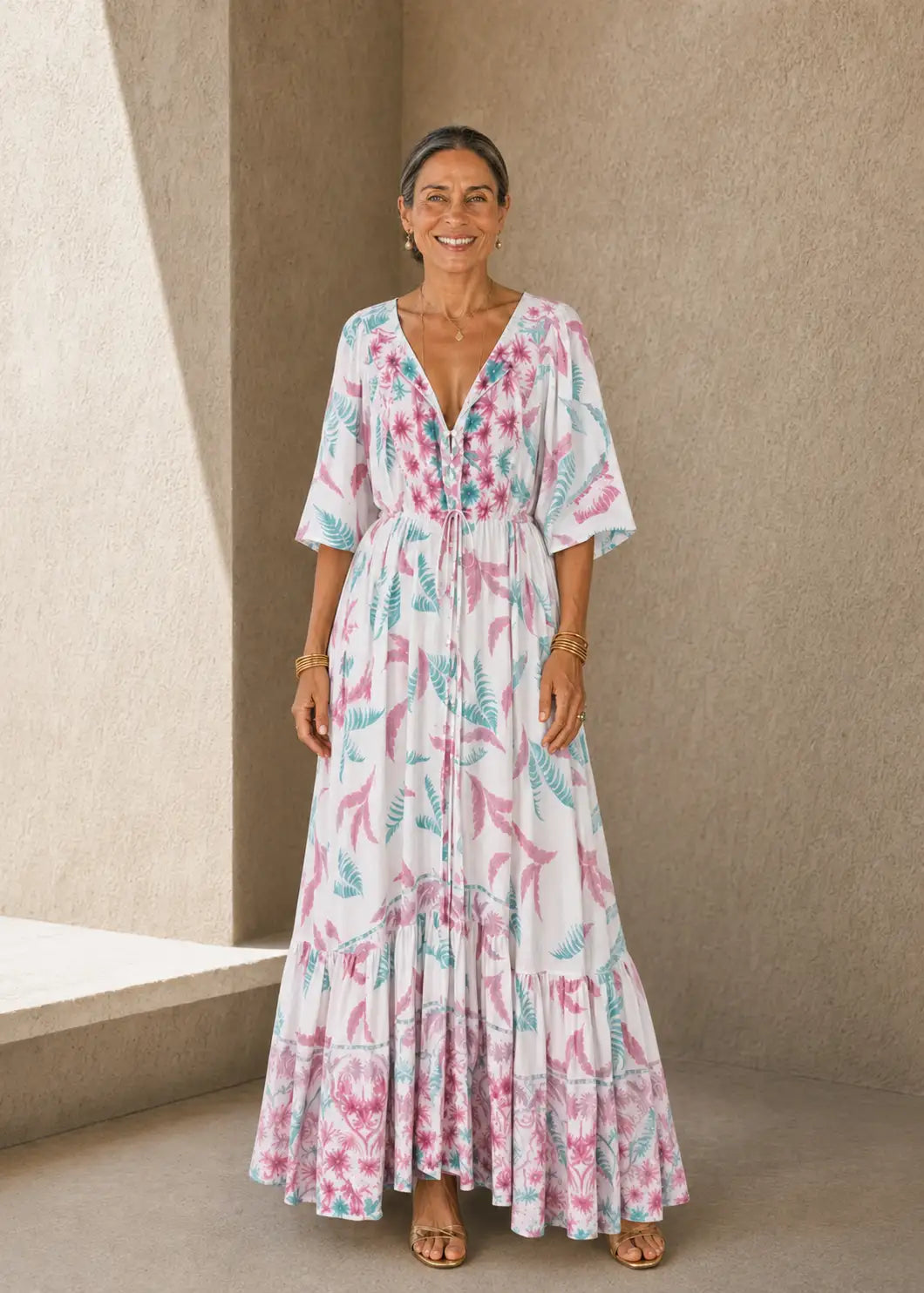 Vestido largo con escote en V y estampado de hojas