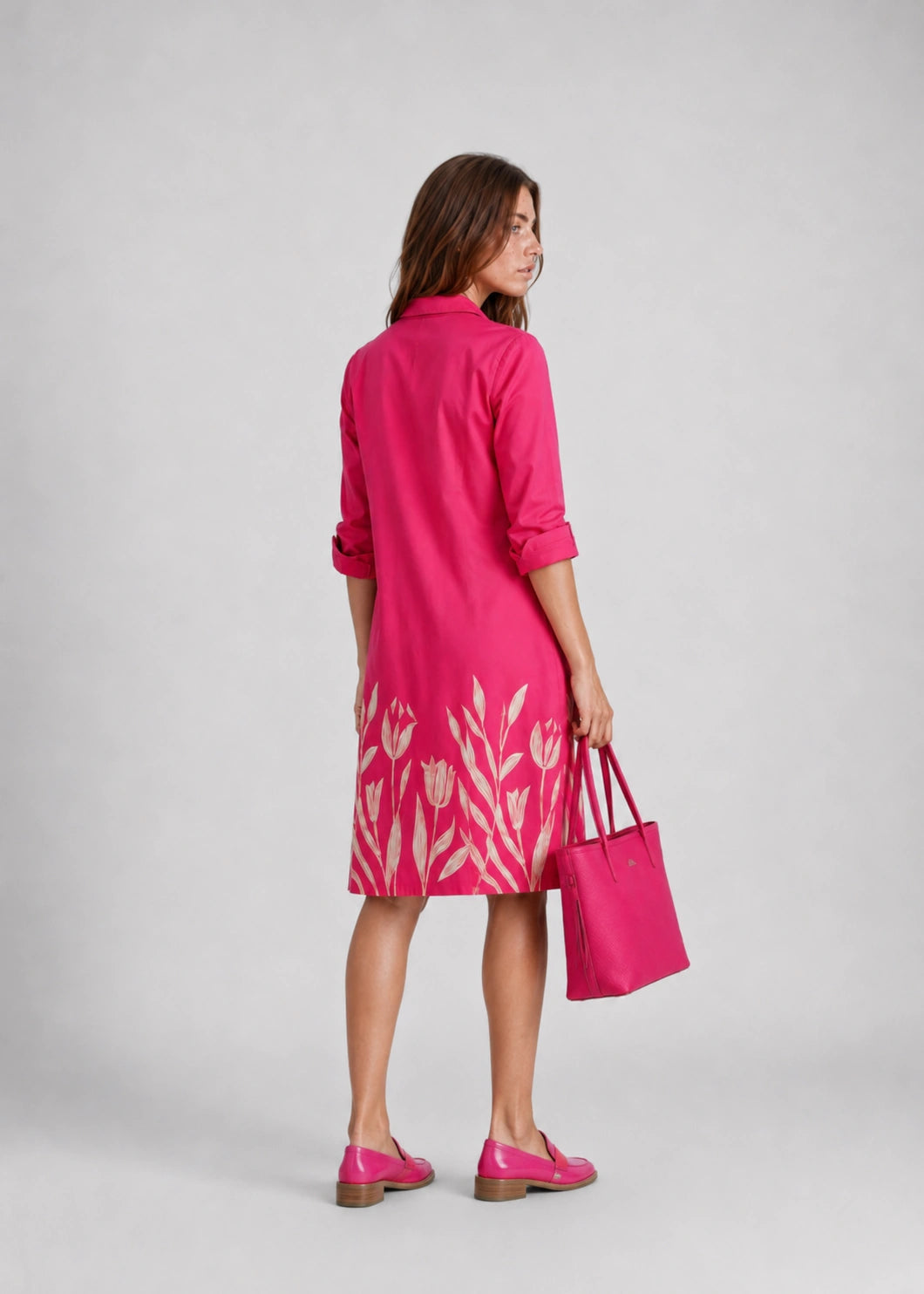 Vestido fucsia con cuello camisero y bajo floral