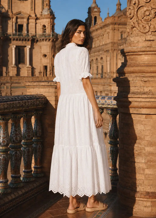 Vestido blanco bordado con lazo frontal