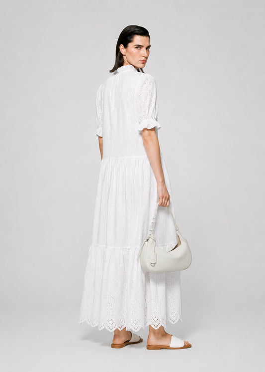 Vestido blanco bordado con lazo frontal