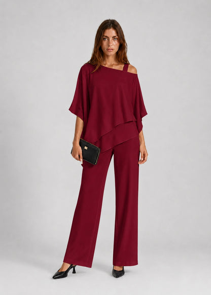 Conjunto fluido con blusa capa y pantalón ancho