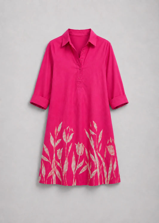 Vestido fucsia con cuello camisero y bajo floral