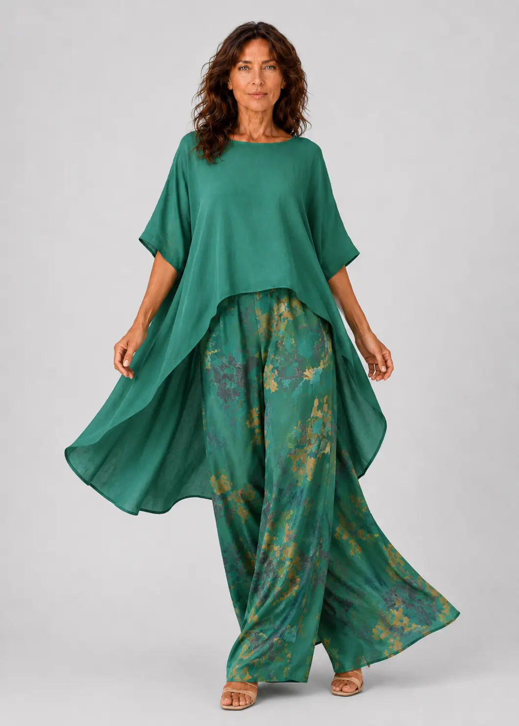 Conjunto fluido con blusa asimétrica y pantalón estampado