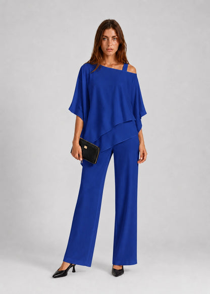 Conjunto fluido con blusa capa y pantalón ancho